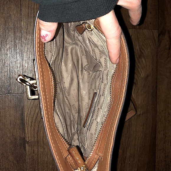 Michael Kors over the shoulder purse. - Picture 5 of 8